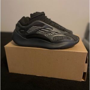 Yeezy 700 Dark Glow size 11